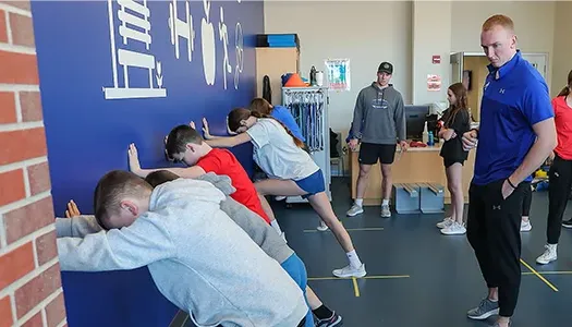 students working on 适合ness training